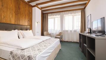 Camera doppia, vista città | Una scrivania, ferro/asse da stiro, Wi-Fi gratuito