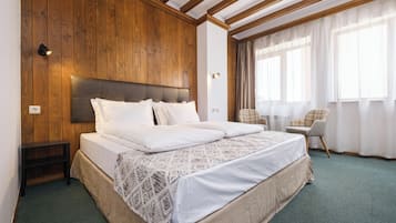 Escritorio, tabla de planchar con plancha y wifi gratis