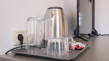 Escritorio, tabla de planchar con plancha y wifi gratis