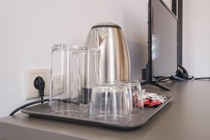 Escritorio, sistema de insonorización y tabla de planchar con plancha 