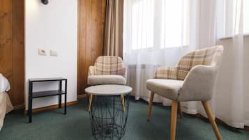 Escritorio, tabla de planchar con plancha y wifi gratis