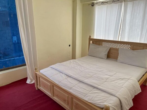 Soundproofing, iron/ironing board, free WiFi - Khunjerab Lodges (Naran)