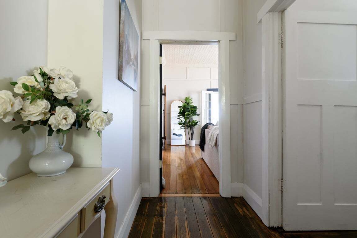 Tabla de planchar con plancha, wifi y ropa de cama 