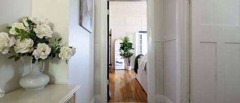 Tabla de planchar con plancha, wifi y ropa de cama