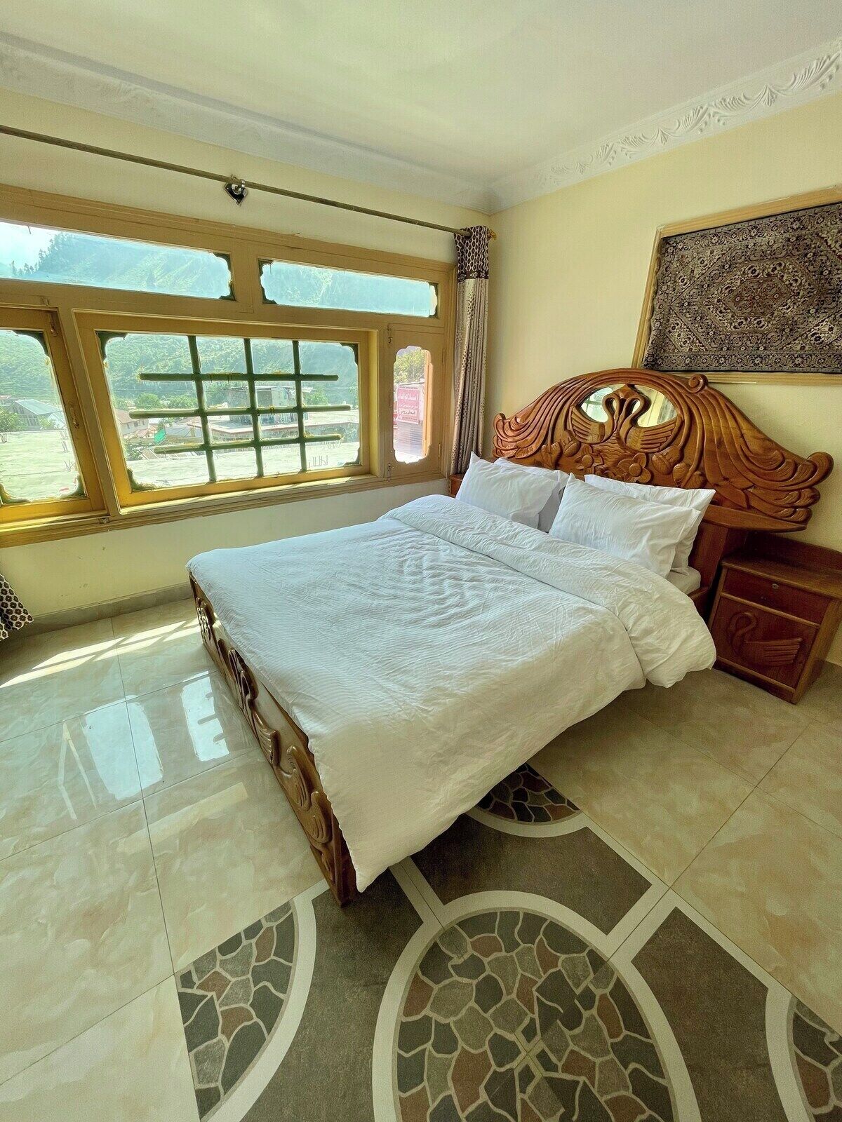 Habitación doble Deluxe, vista a la montaña | Insonorización, tabla de planchar con plancha y wifi gratis 