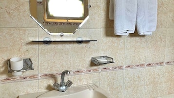 Deluxe Double Room, Mountain View | Bathroom