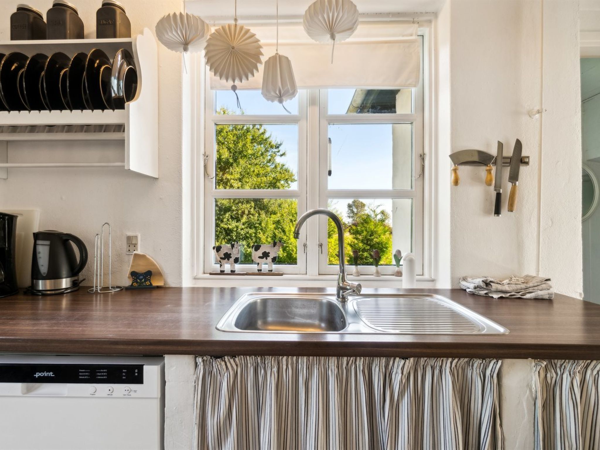 Fridge, dishwasher, cookware/dishes/utensils