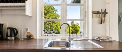 Fridge, dishwasher, cookware/dishes/utensils