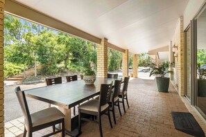 Outdoor dining - Bush Retreat • Pets • Ensuite & Pool (Mudgeeraba)