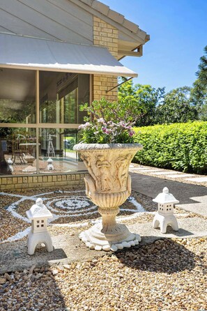 Exterior detail - Bush Retreat • Pets • Ensuite & Pool (Mudgeeraba)