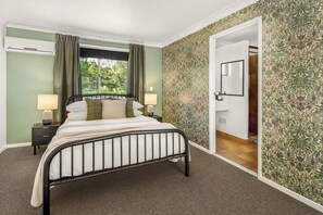 Queen 'Red' Room with desk, wardrobe, bar fridge, tea/coffee making - Quiet Hinterland Studio near Robina (Mudgeeraba)
