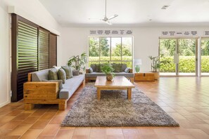 TV, offices - Bush Retreat • Pets • Ensuite & Pool (Mudgeeraba)