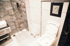 Shower, towels, soap, shampoo - Hotel MakeSure  (Ajmer)