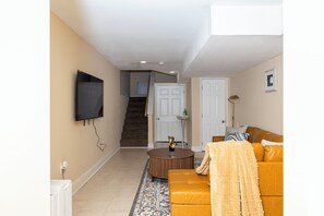 Living area - 3BR•4 Bath•2-Min Walk to Johns Hopkins Hospital. (Baltimore)