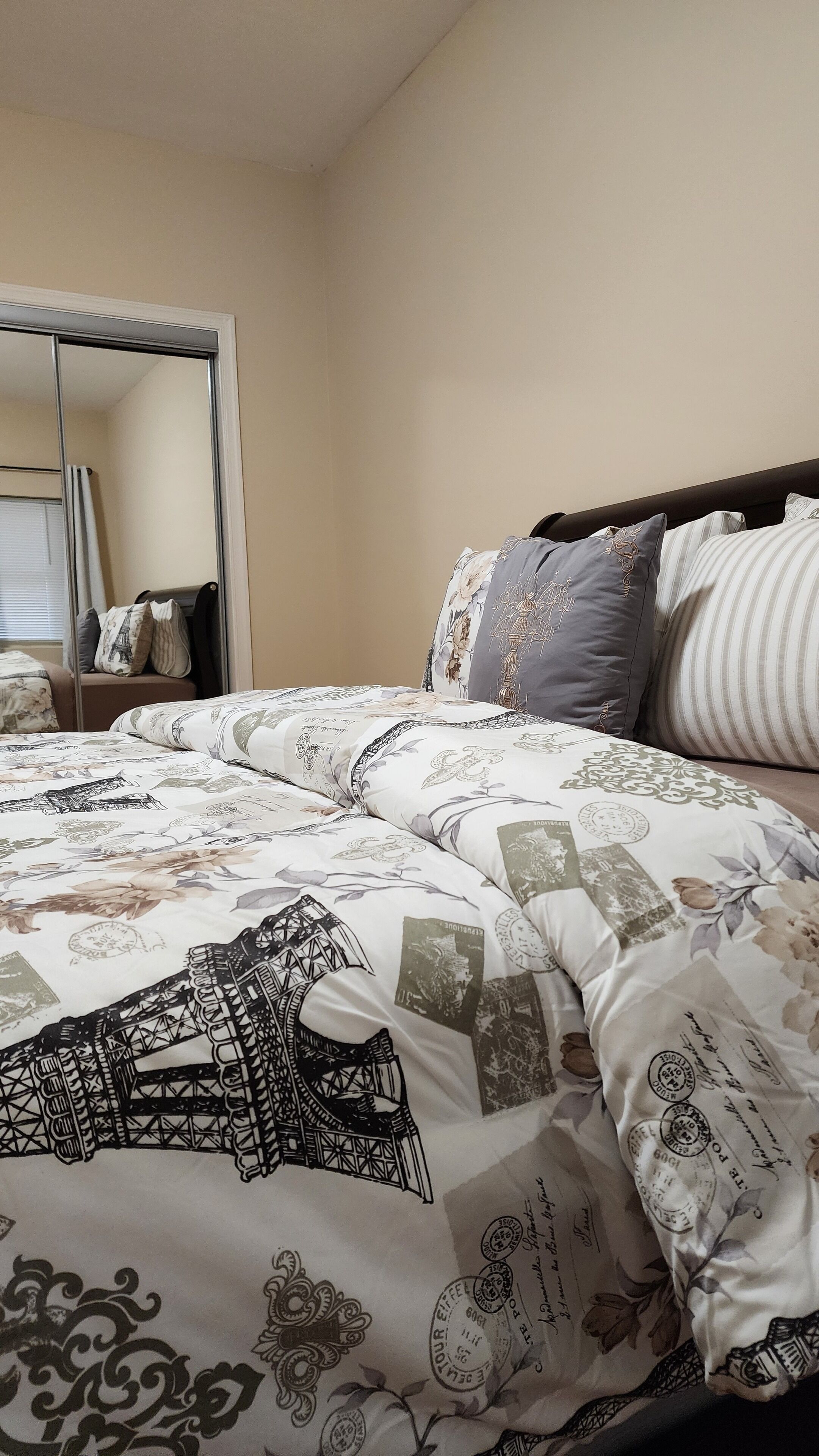 Iron/ironing board, WiFi, bed sheets