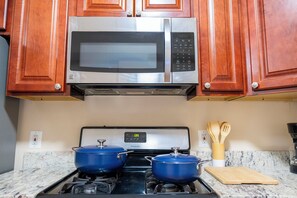 Private kitchen - 3BR•4 Bath•2-Min Walk to Johns Hopkins Hospital. (Baltimore)
