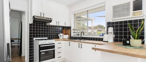 Kühlschrank, Ofen, Herdplatte, Toaster