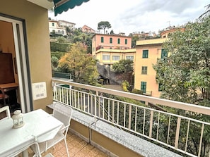 Outdoor dining - Nice apartment for 4 guests with WIFI, A/C, TV and balcony (Rapallo)