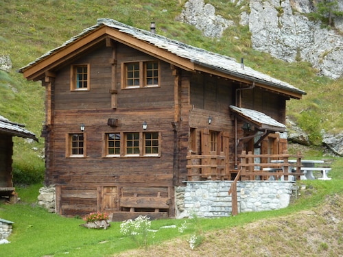 Chalet Le Murmure du Torrent, 40 minutes from the iconic Lac Bleu