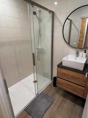 Secadora de cabello y papel de baño 