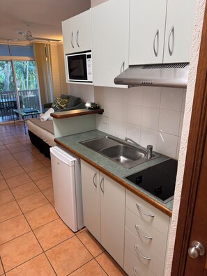 Microwave, stovetop - Barefoot Retreat Port Douglas (Port Douglas)