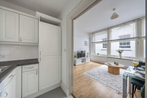 Appartement Ville, 1 lit double et 1 canapé-lit, non-fumeurs, vue ville | Coin séjour | TV connectée de 40 pouces avec chaînes par satellite