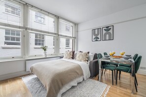City Apartment, 1 Double Bed with Sofa bed, Non Smoking, City View | Living area | 40-inch Smart TV with satellite channels - Holborn 1BR Near Chancery Lane (London)