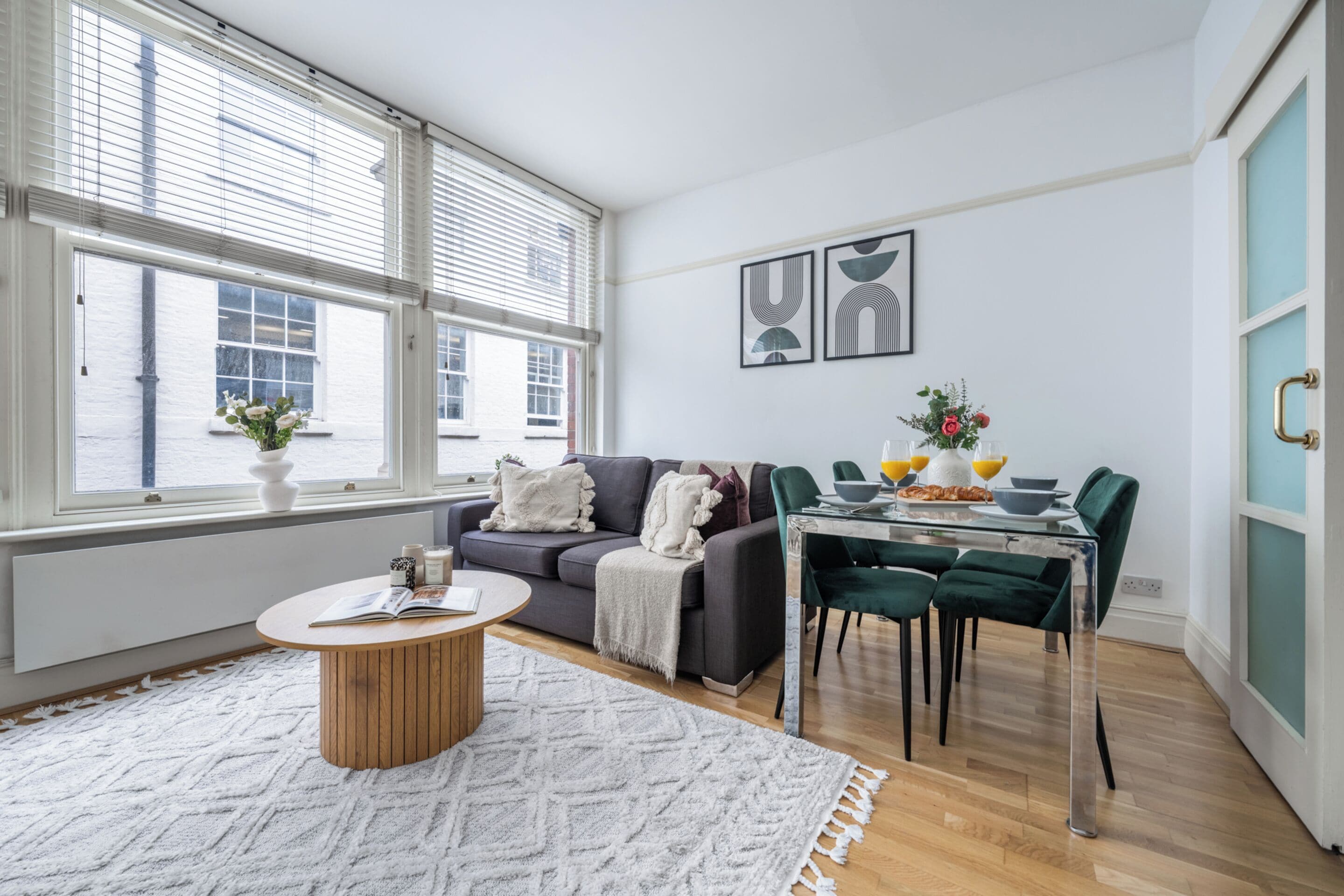 Departamento urbano, 1 cama matrimonial y sofá cama, para no fumadores, vista a la ciudad | Área de sala de estar