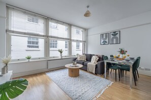 City Apartment, 1 Double Bed with Sofa bed, Non Smoking, City View | Living area | 40-inch Smart TV with satellite channels - Holborn 1BR Near Chancery Lane (London)