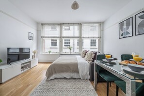 Appartement Ville, 1 lit double et 1 canapé-lit, non-fumeurs, vue ville | Coin séjour | TV connectée de 40 pouces avec chaînes par satellite