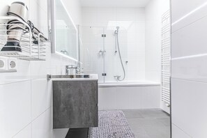 Bathroom - Luxury AC Balcony Apartment City Center (Vienna)