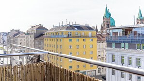 Keltainen rakennus, jonka taustalla kohoaa kellotorni.