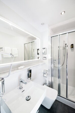 Hair dryer, towels, soap, shampoo - Arco Smart Hotel Berlin (Berlin)