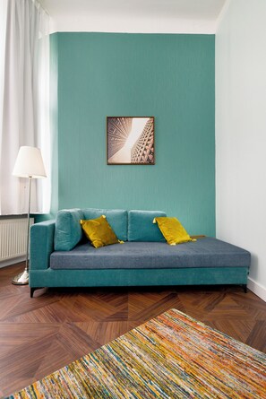 Hochwertige Bettwaren, Zimmersafe, Schreibtisch, Verdunkelungsvorhänge