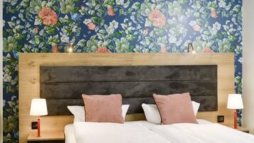 Ropa de cama de alta calidad y caja de seguridad en la habitación