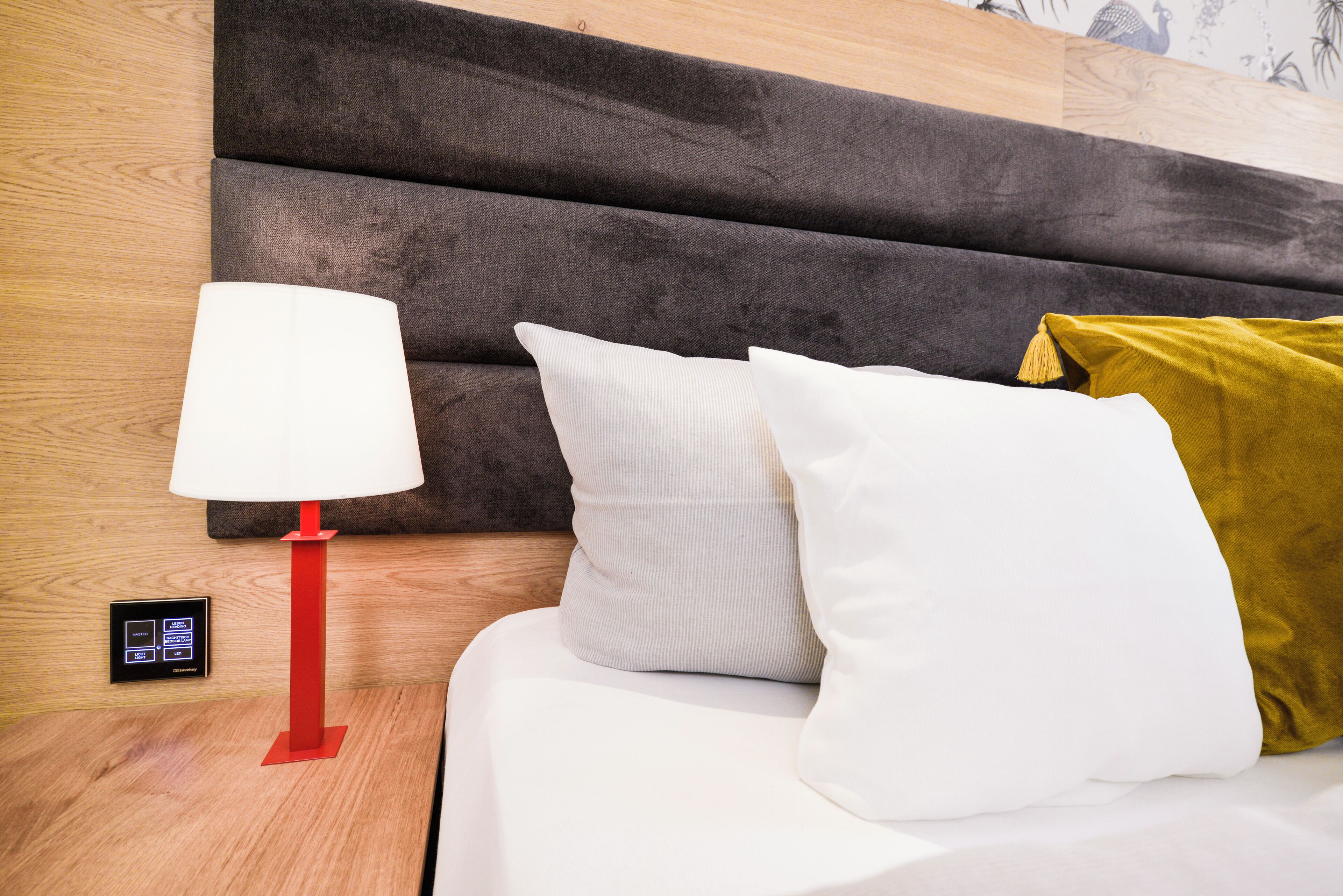 高档床上用品、客房内保险箱、办公桌、遮光窗帘