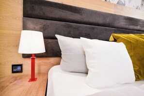 高級寢具、房內夾萬、書桌、遮光窗簾/窗簾