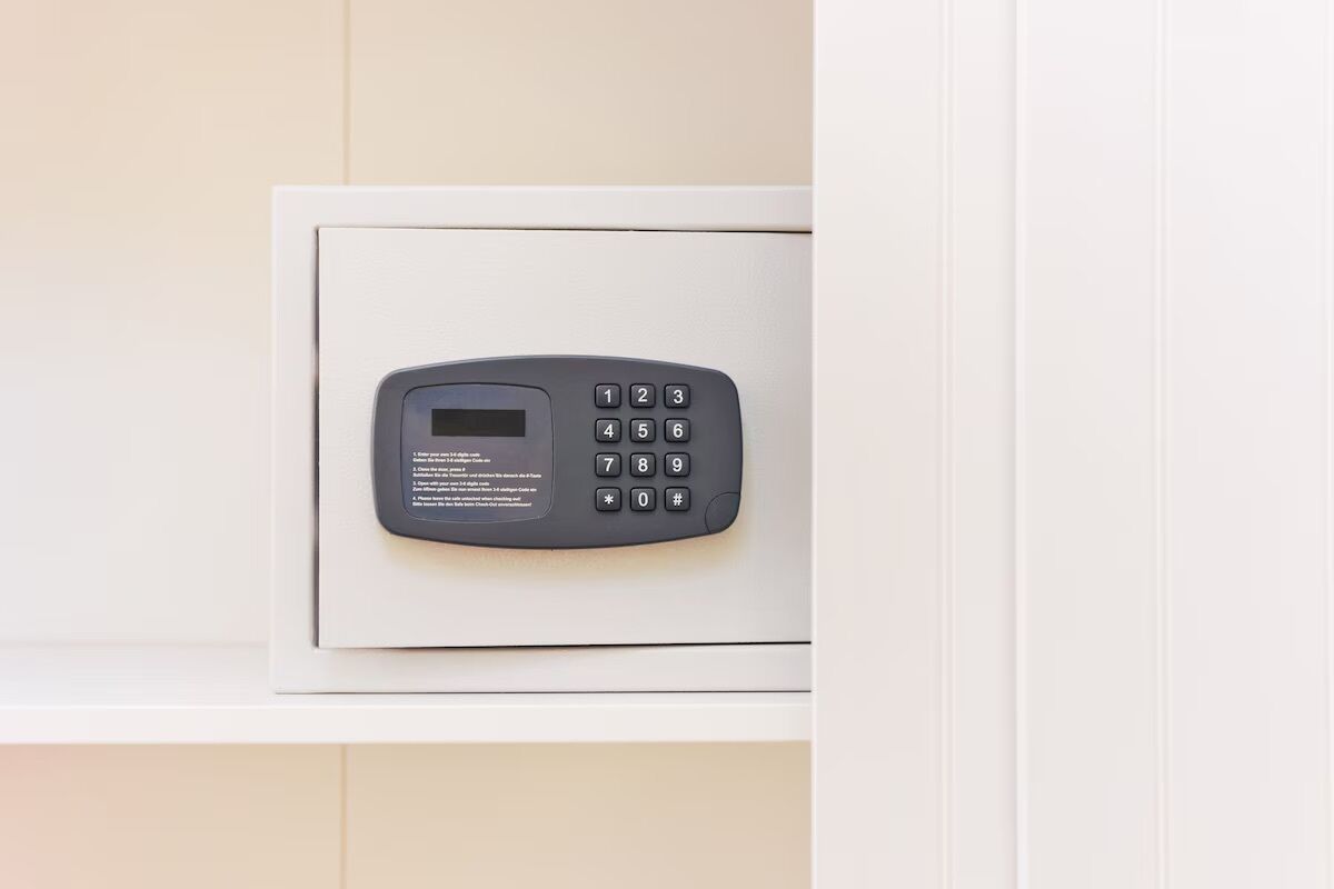 Cerradura electrónica en una puerta blanca, probablemente de una habitación de hotel.