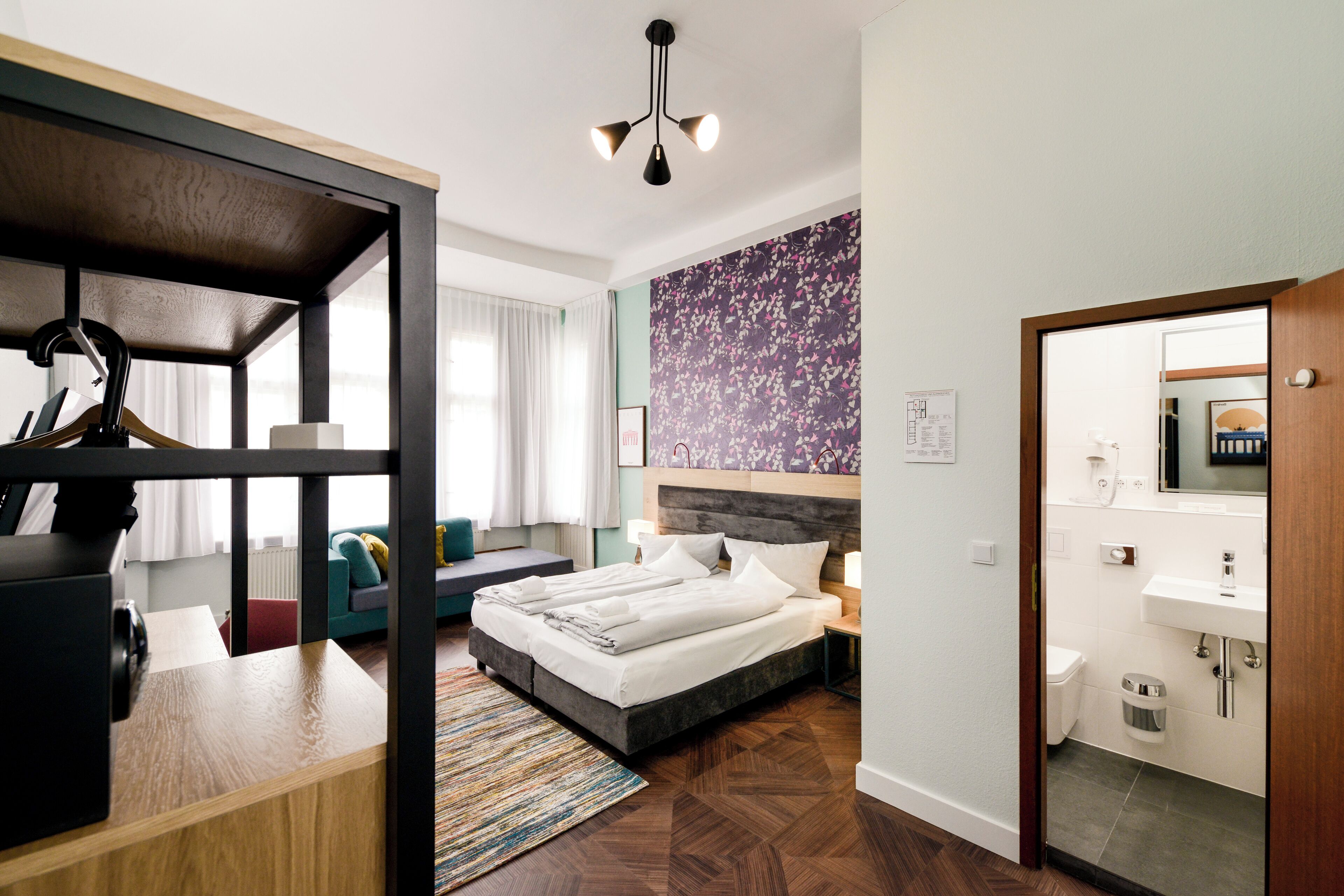 Ropa de cama de alta calidad y caja de seguridad en la habitación 