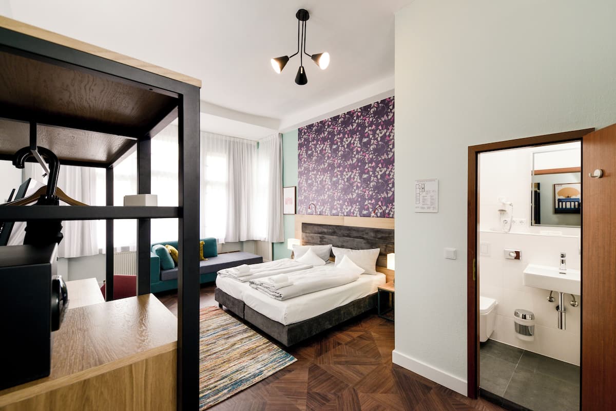 Ropa de cama de alta calidad y caja de seguridad en la habitación