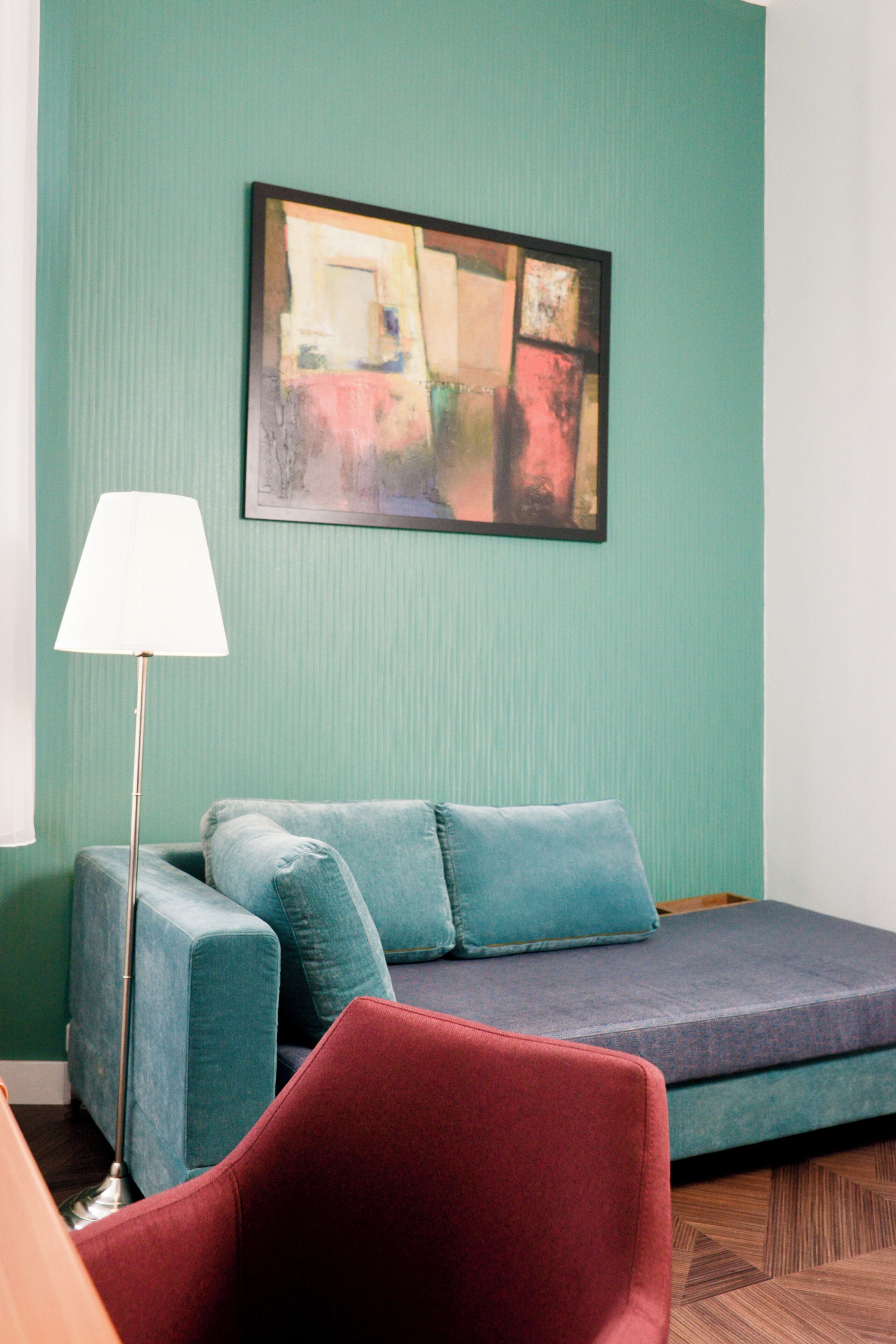 高档床上用品、客房内保险箱、  办公桌、遮光窗帘