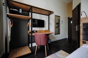 Phòng đơn, không hút thuốc, phòng tắm riêng | Bộ đồ giường cao cấp, két bảo mật tại phòng, bàn, màn/rèm cản sáng 