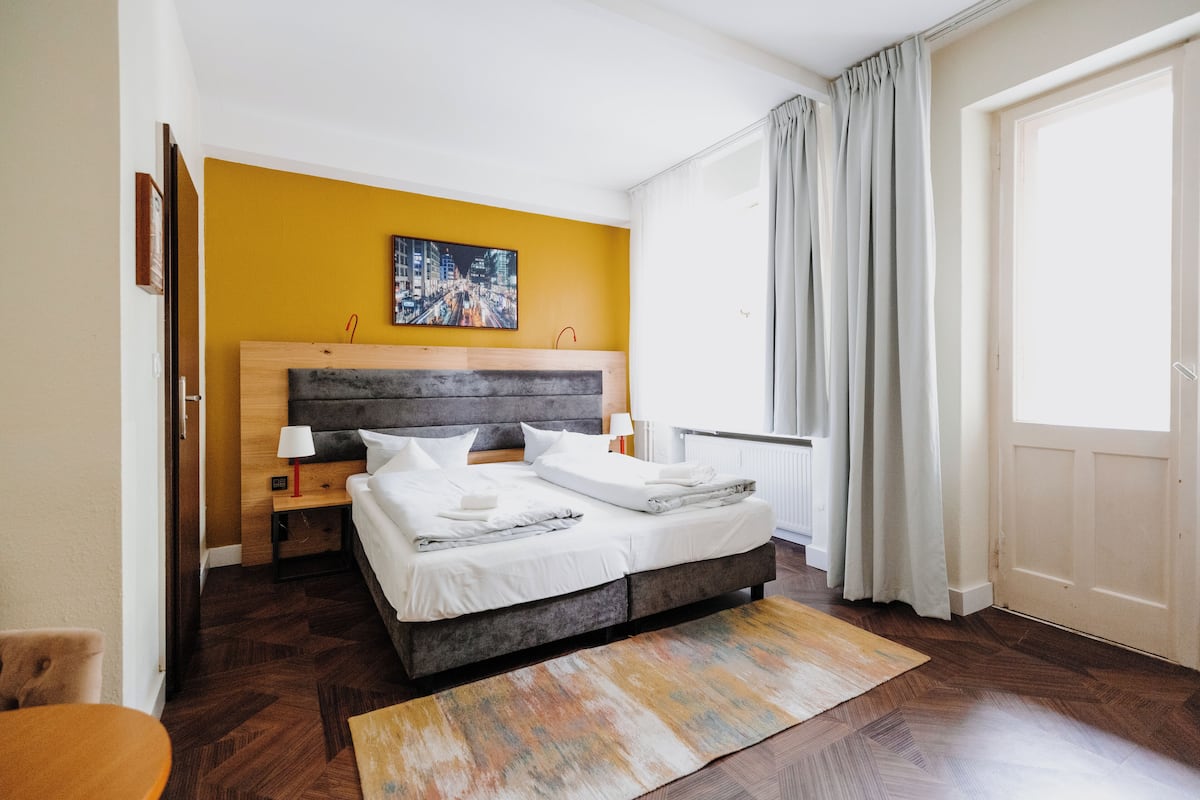 Ropa de cama de alta calidad y caja de seguridad en la habitación