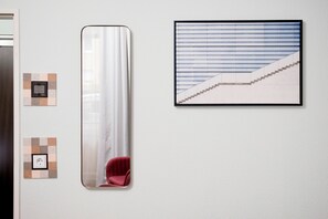 고급 침구, 객실 내 금고, 책상, 암막 커튼