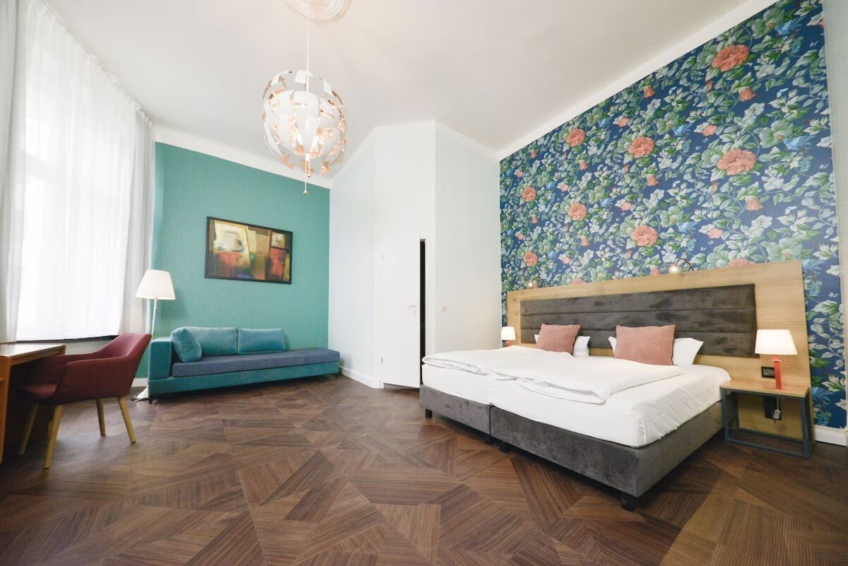 Premium bedding, in-room safe, desk, blackout drapes