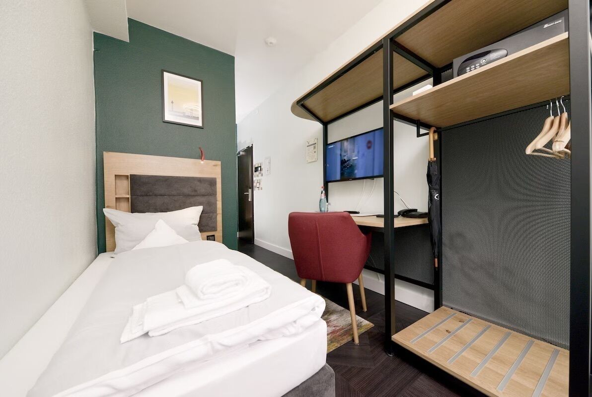 Single Room, Non Smoking, Private Bathroom | Premium bedding, in-room safe, desk, blackout drapes