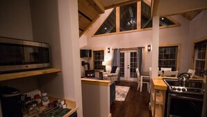 Coffee/tea maker, fridge, microwave, oven - New Cabin, View, Hot Tub, River Access, Fire Place (Jackson)