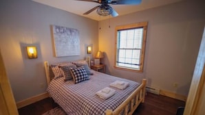 3 bedrooms, iron/ironing board, WiFi, bed sheets - New Cabin, View, Hot Tub, River Access, Fire Place (Jackson)