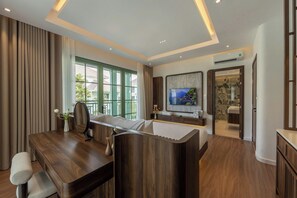 Biệt thự, 4 phòng ngủ | Bàn, màn/rèm cản sáng, bàn ủi/dụng cụ ủi quần áo 