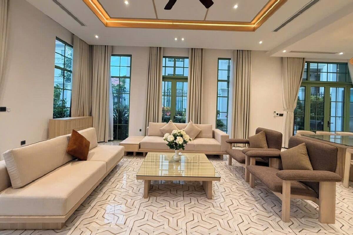 Villa Superior | Area soggiorno | TV a schermo piatto 32 pollici con canali digitali